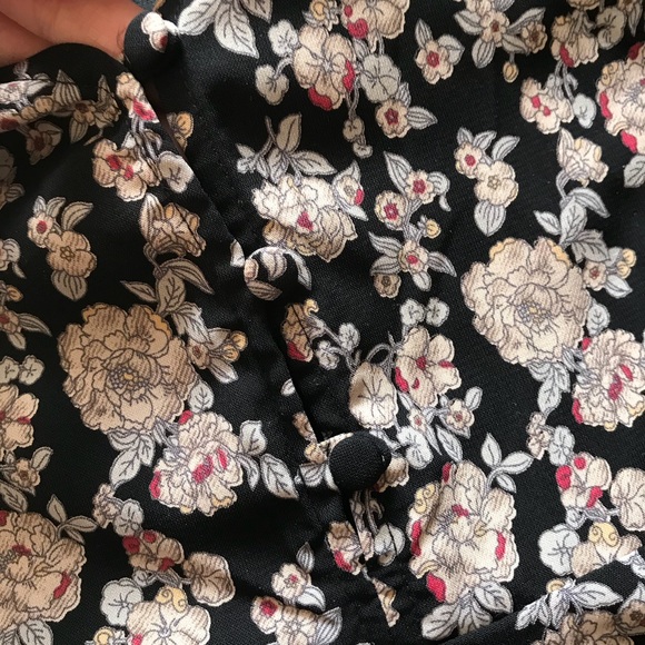 FLAIR the label • Boho Bell Sleeve Romper • Black Floral • S - Picture 2 of 3